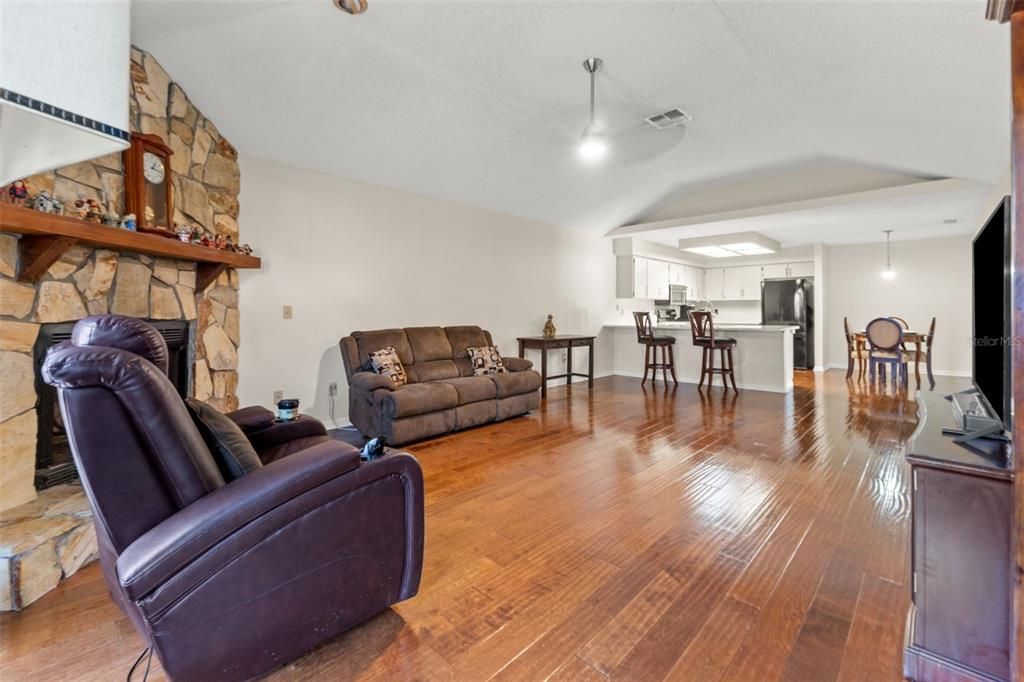 For Sale: $245,000 (2 beds, 2 baths, 1218 Square Feet)