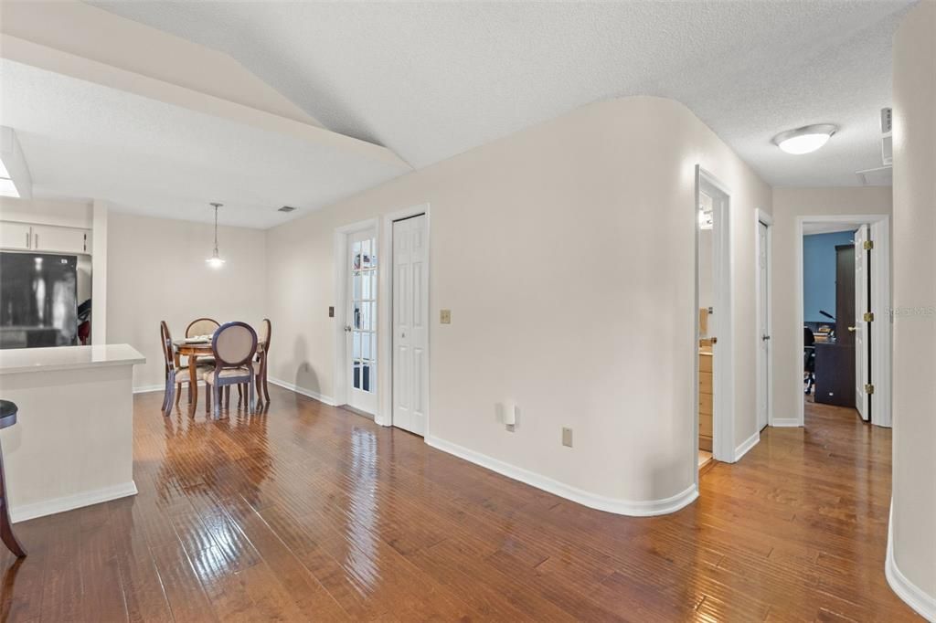 For Sale: $245,000 (2 beds, 2 baths, 1218 Square Feet)