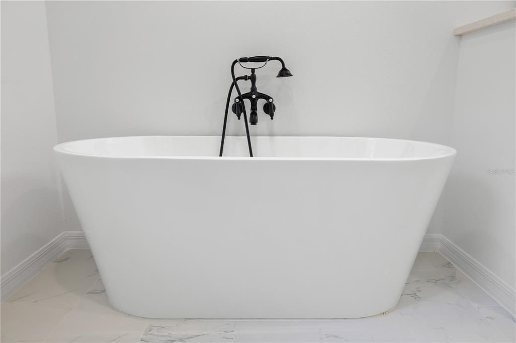 合同活跃: $272,990 (4 贝兹, 2 浴室, 1708 平方英尺)