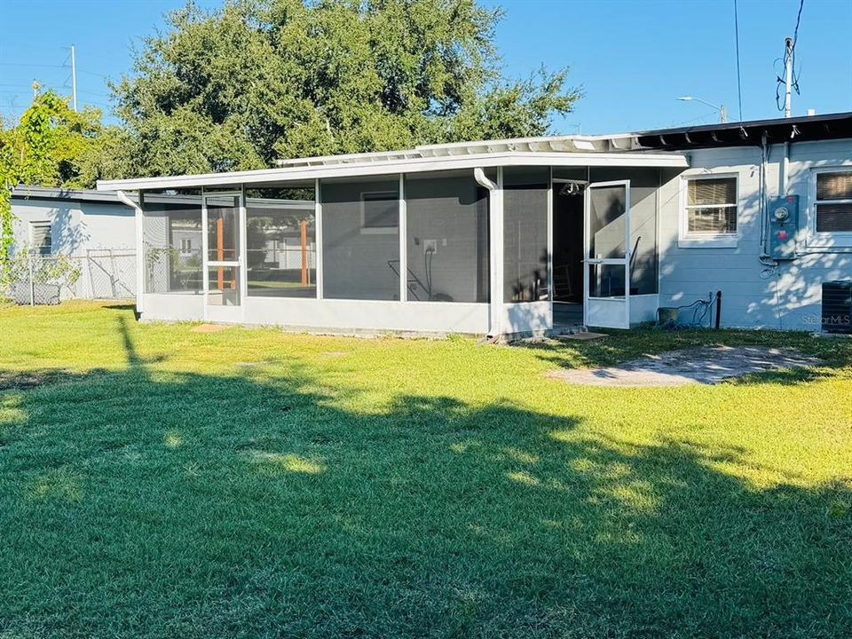 For Rent: $2,050 (3 beds, 1 baths, 1092 Square Feet)