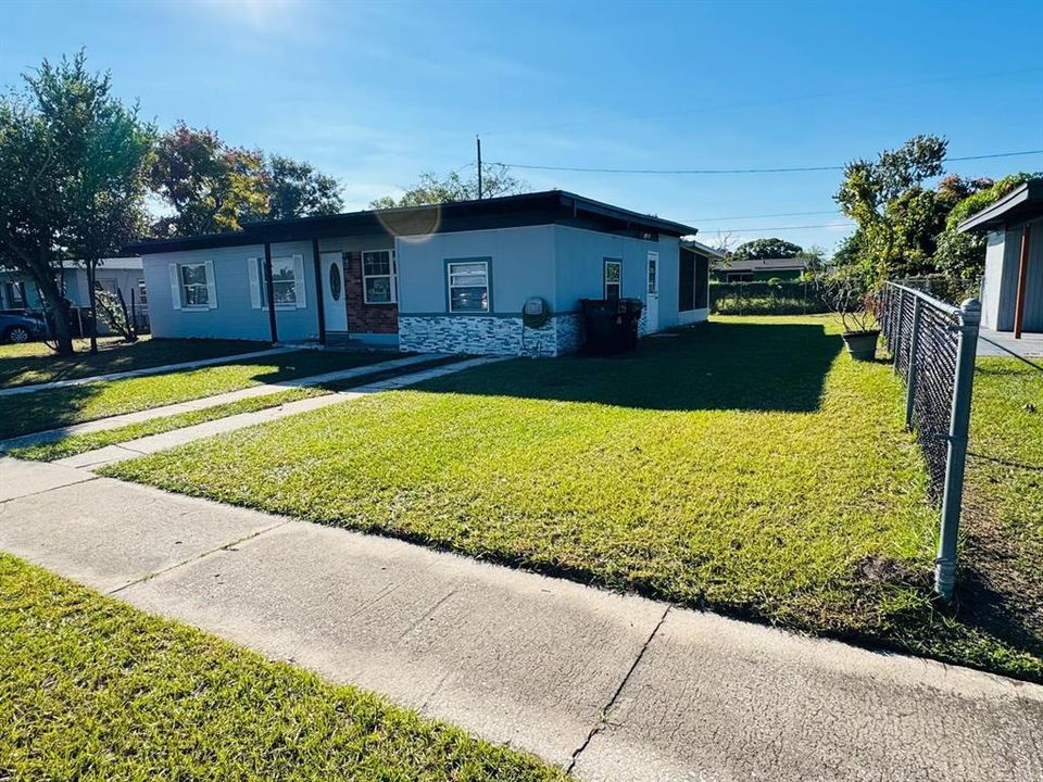 For Rent: $2,050 (3 beds, 1 baths, 1092 Square Feet)