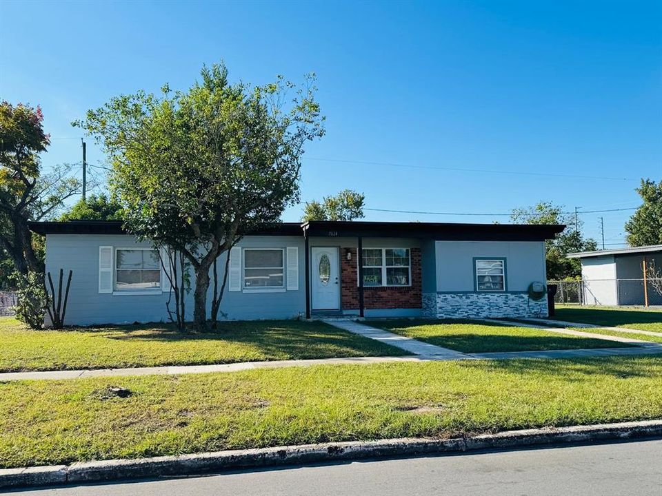 For Rent: $2,050 (3 beds, 1 baths, 1092 Square Feet)