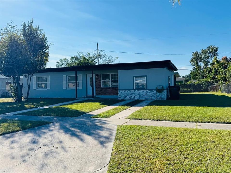 For Rent: $2,050 (3 beds, 1 baths, 1092 Square Feet)