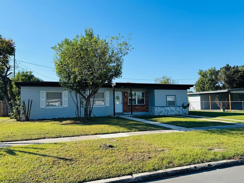 For Rent: $2,050 (3 beds, 1 baths, 1092 Square Feet)