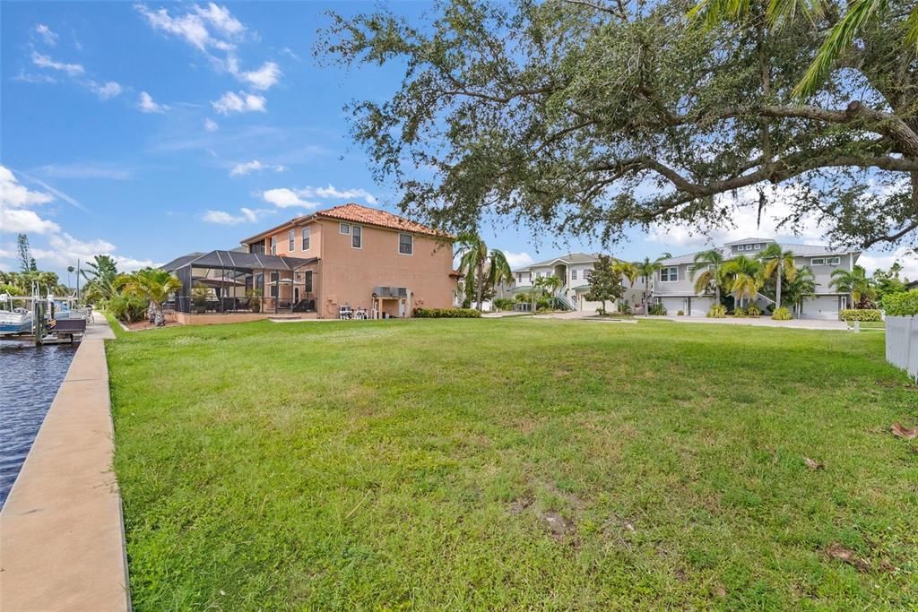 На продажу: $475,000 (0.25 acres)