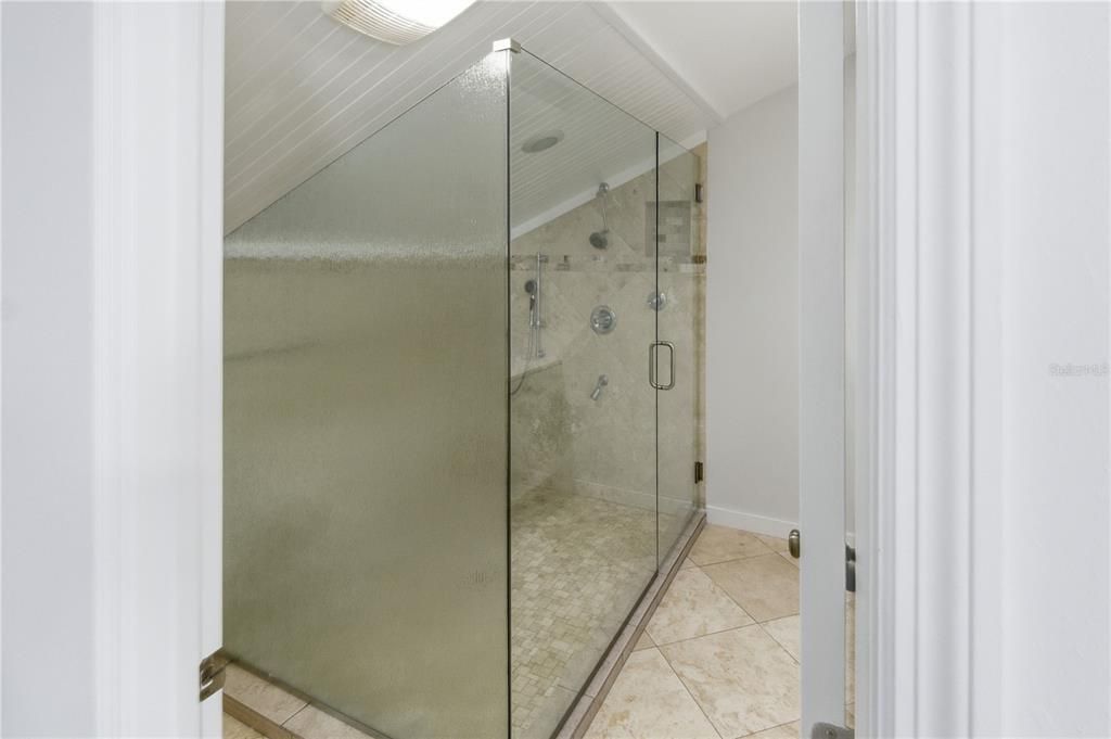 For Sale: $325,000 (1 beds, 1 baths, 960 Square Feet)