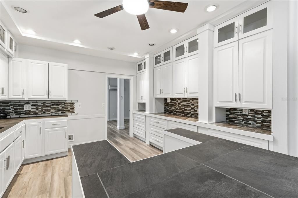 For Sale: $325,000 (1 beds, 1 baths, 960 Square Feet)