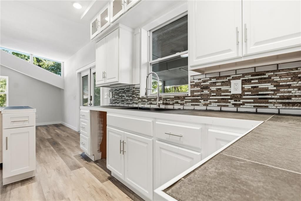 For Sale: $325,000 (1 beds, 1 baths, 960 Square Feet)