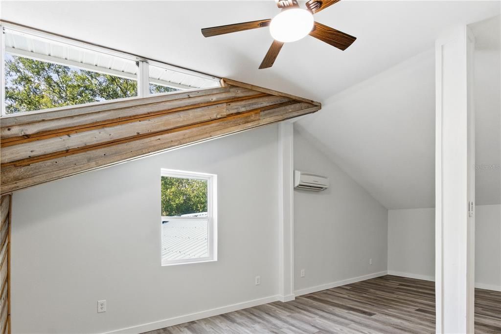 For Sale: $325,000 (1 beds, 1 baths, 960 Square Feet)