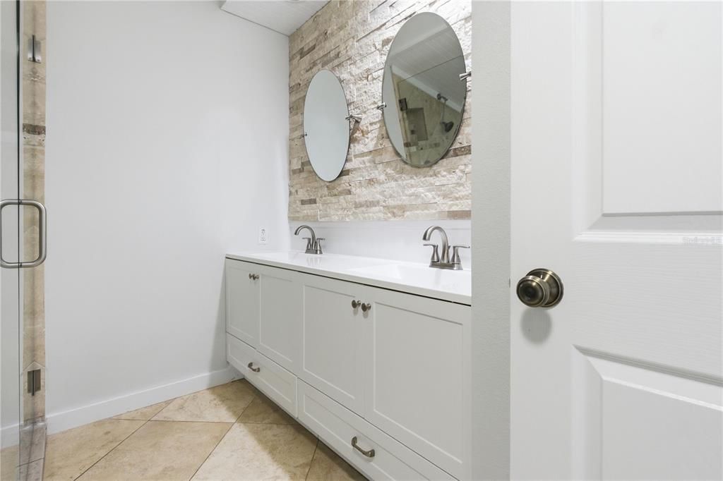 For Sale: $325,000 (1 beds, 1 baths, 960 Square Feet)