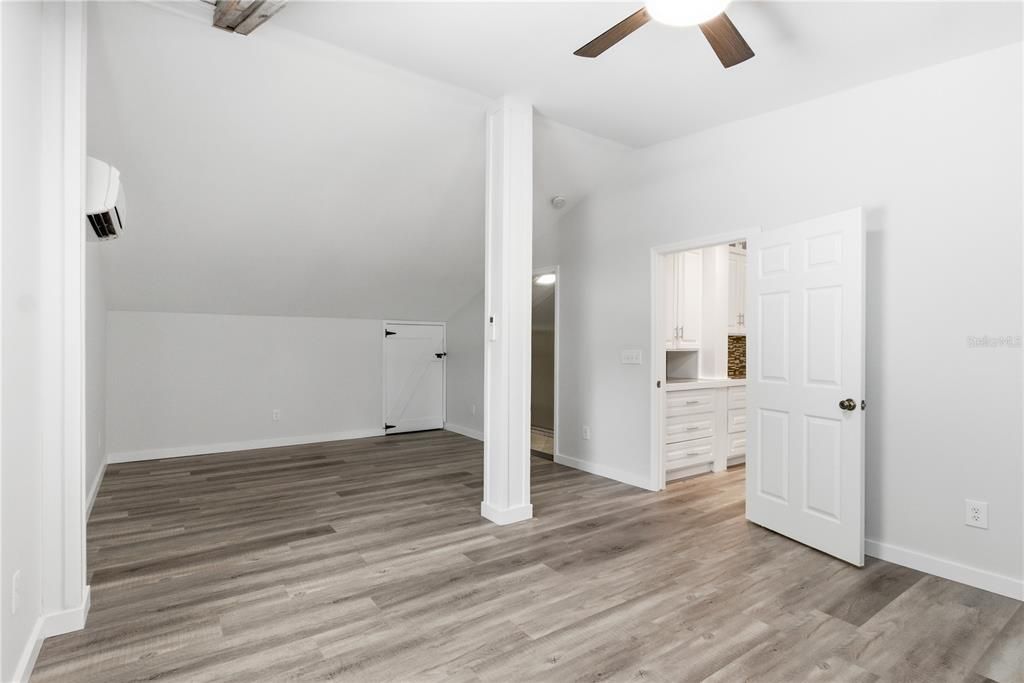 For Sale: $325,000 (1 beds, 1 baths, 960 Square Feet)