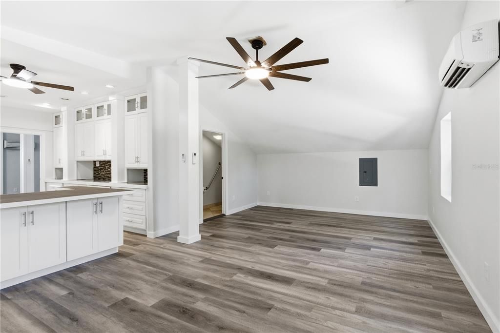 For Sale: $325,000 (1 beds, 1 baths, 960 Square Feet)