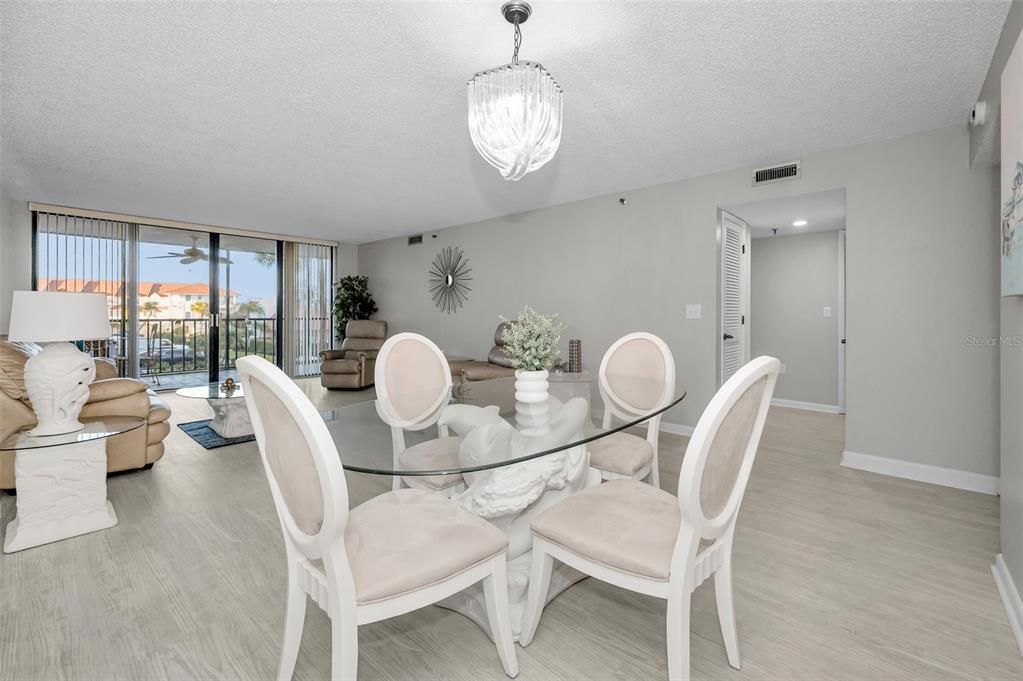 En Venta: $385,000 (2 camas, 2 baños, 1265 Pies cuadrados)