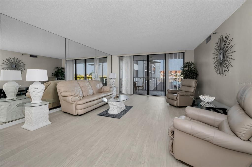 En Venta: $385,000 (2 camas, 2 baños, 1265 Pies cuadrados)