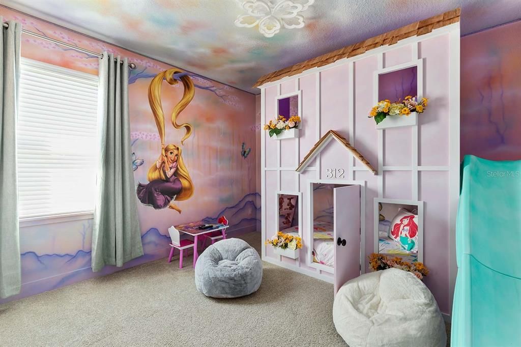 For Sale: $850,000 (8 beds, 6 baths, 3612 Square Feet)