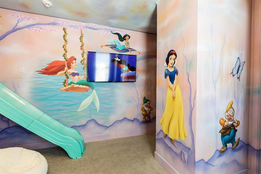 For Sale: $850,000 (8 beds, 6 baths, 3612 Square Feet)