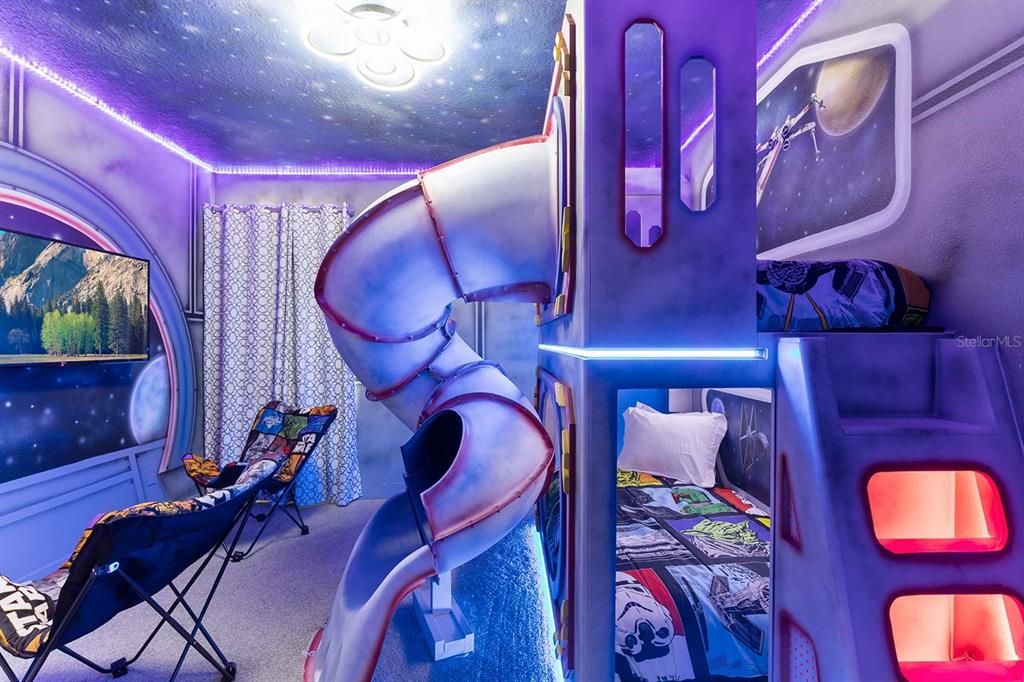 For Sale: $850,000 (8 beds, 6 baths, 3612 Square Feet)