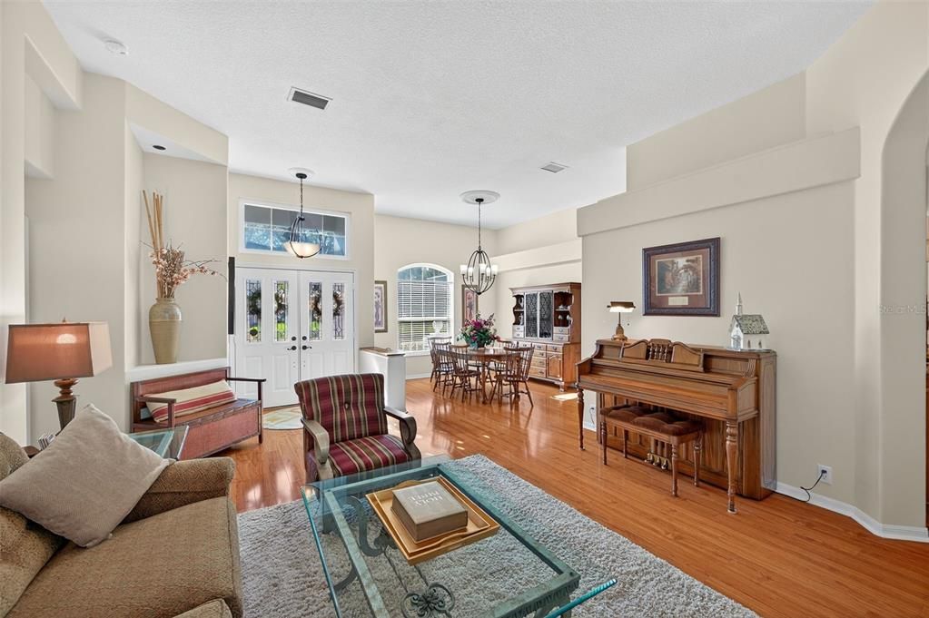 Под контрактом: $525,000 (3 спален, 2 ванн, 2368 Квадратных фут)