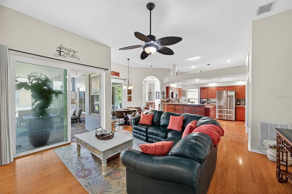 Под контрактом: $525,000 (3 спален, 2 ванн, 2368 Квадратных фут)