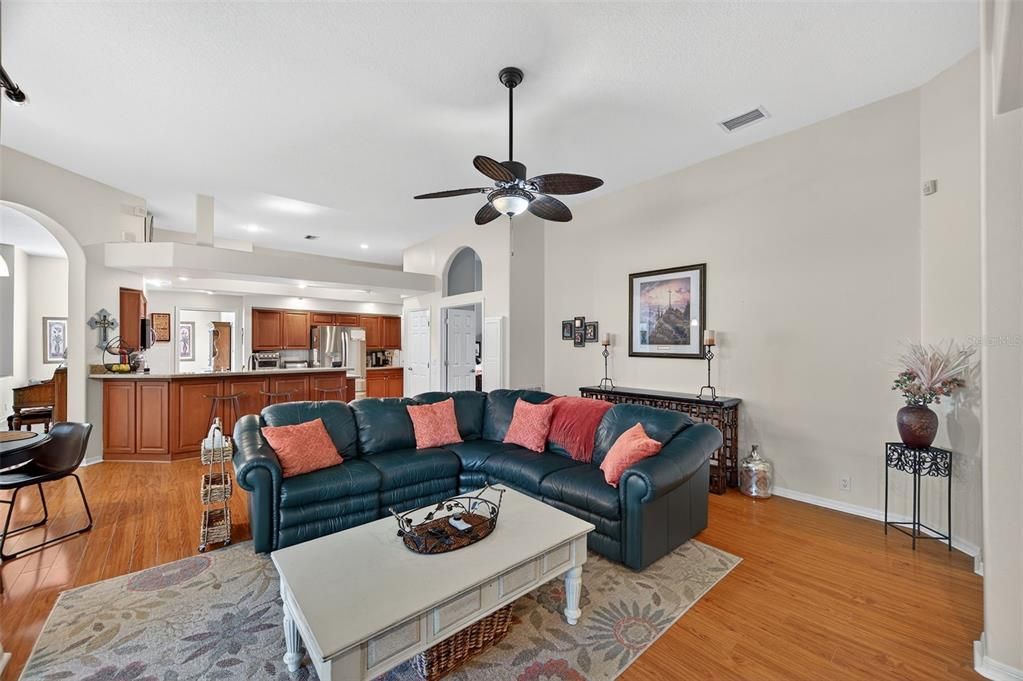 Под контрактом: $525,000 (3 спален, 2 ванн, 2368 Квадратных фут)