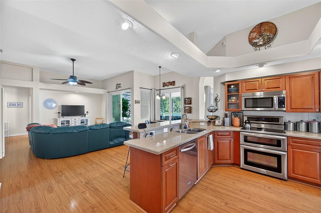 Под контрактом: $525,000 (3 спален, 2 ванн, 2368 Квадратных фут)