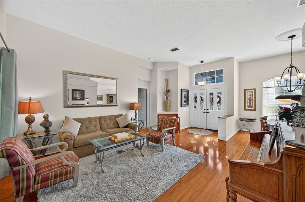 Под контрактом: $525,000 (3 спален, 2 ванн, 2368 Квадратных фут)