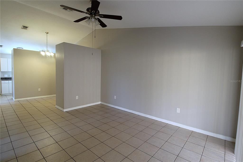 出租: $1,600 (2 贝兹, 2 浴室, 875 平方英尺)