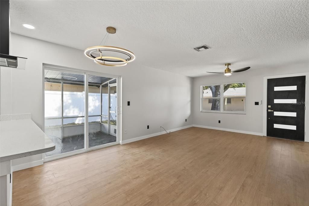 合同活跃: $336,900 (2 贝兹, 2 浴室, 996 平方英尺)