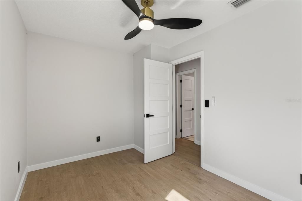 合同活跃: $336,900 (2 贝兹, 2 浴室, 996 平方英尺)