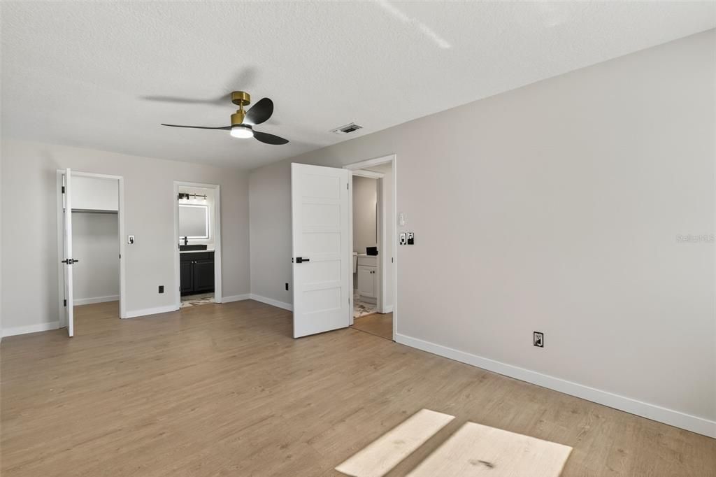 合同活跃: $336,900 (2 贝兹, 2 浴室, 996 平方英尺)