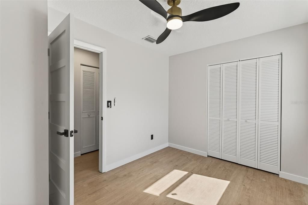 合同活跃: $336,900 (2 贝兹, 2 浴室, 996 平方英尺)