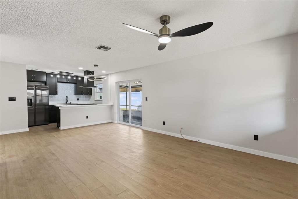 合同活跃: $336,900 (2 贝兹, 2 浴室, 996 平方英尺)