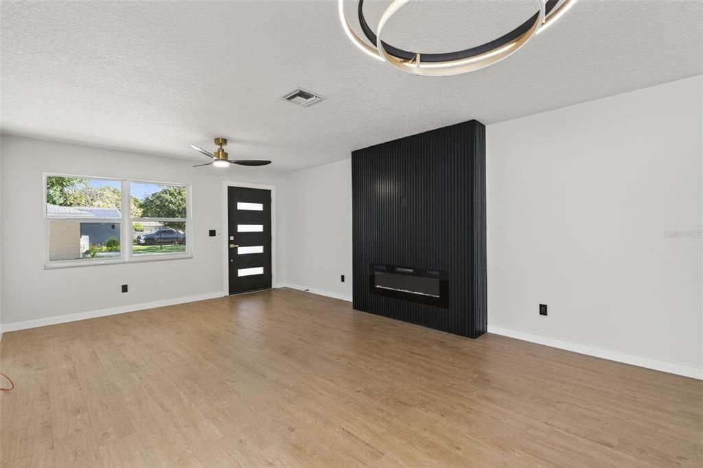 合同活跃: $336,900 (2 贝兹, 2 浴室, 996 平方英尺)