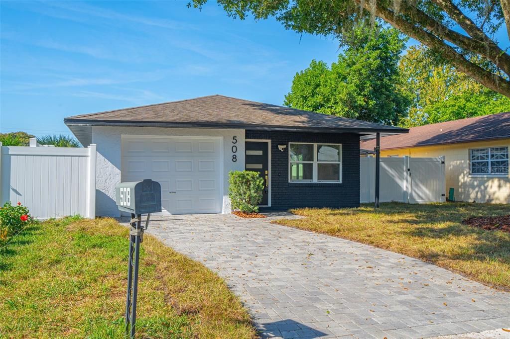 合同活跃: $336,900 (2 贝兹, 2 浴室, 996 平方英尺)