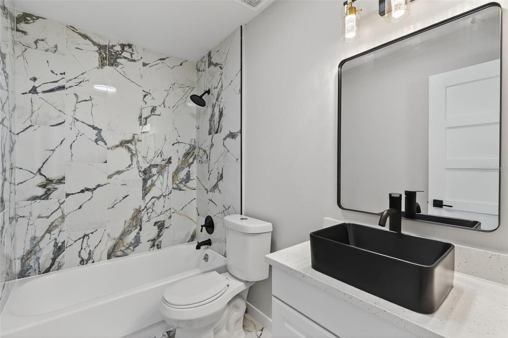 合同活跃: $336,900 (2 贝兹, 2 浴室, 996 平方英尺)