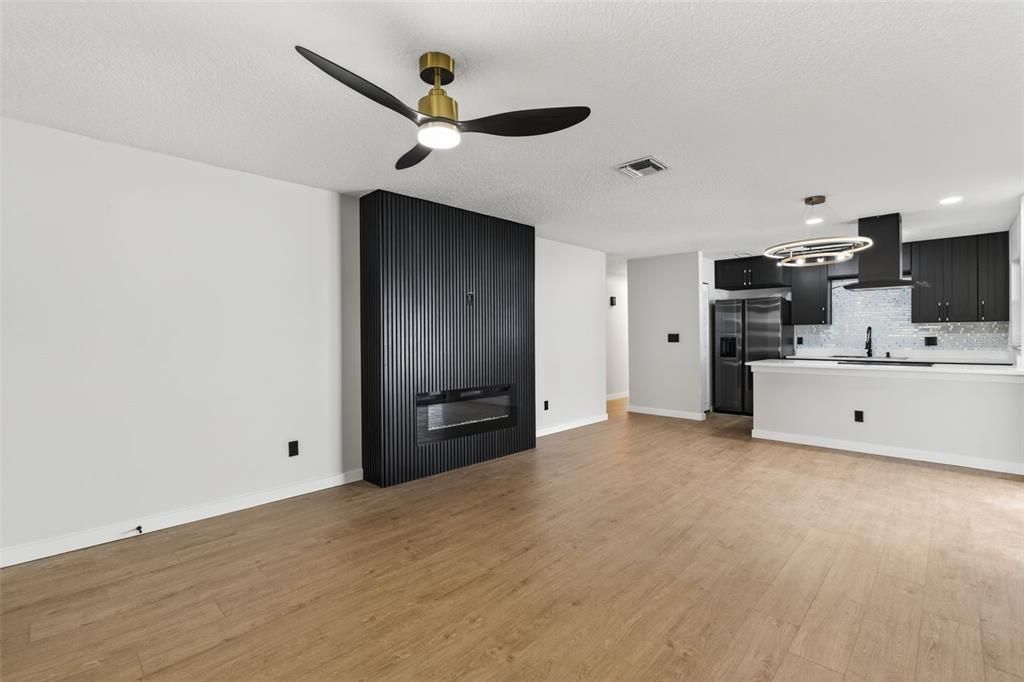 合同活跃: $336,900 (2 贝兹, 2 浴室, 996 平方英尺)