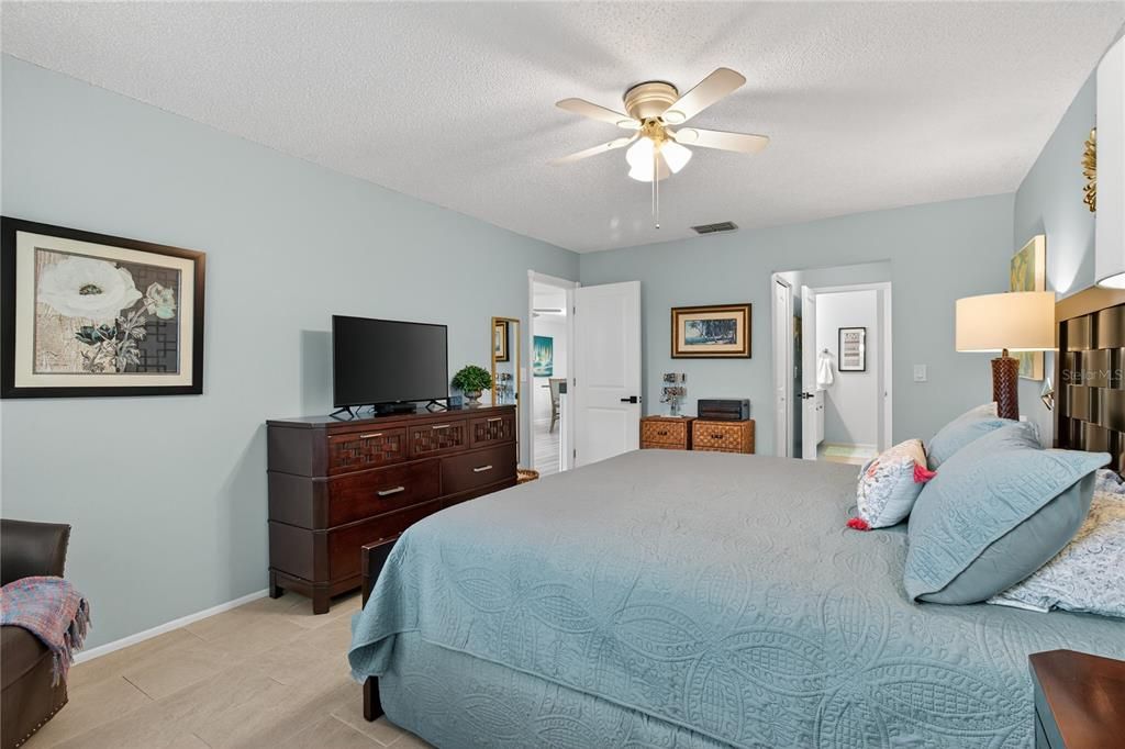 For Sale: $295,000 (2 beds, 2 baths, 1230 Square Feet)