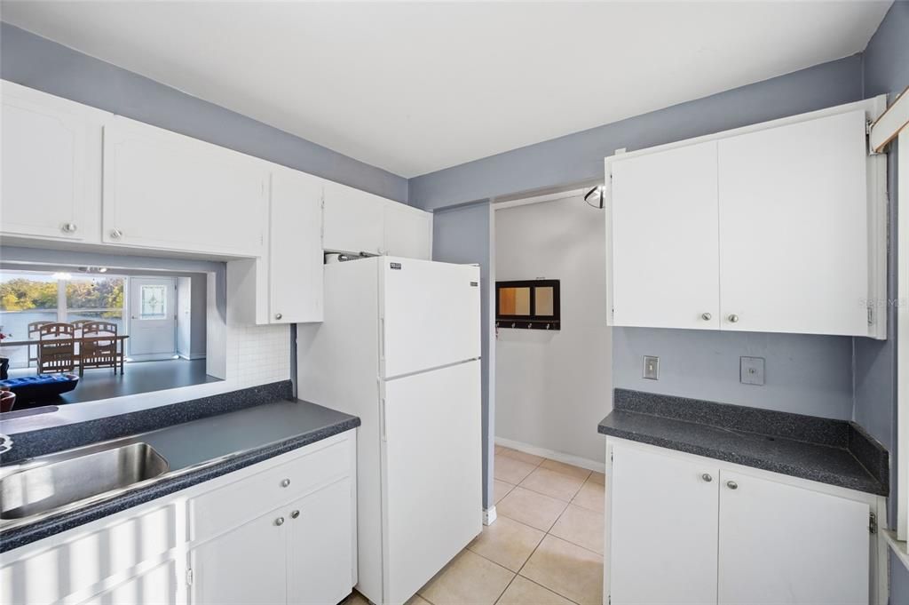 For Sale: $130,000 (2 beds, 2 baths, 1000 Square Feet)