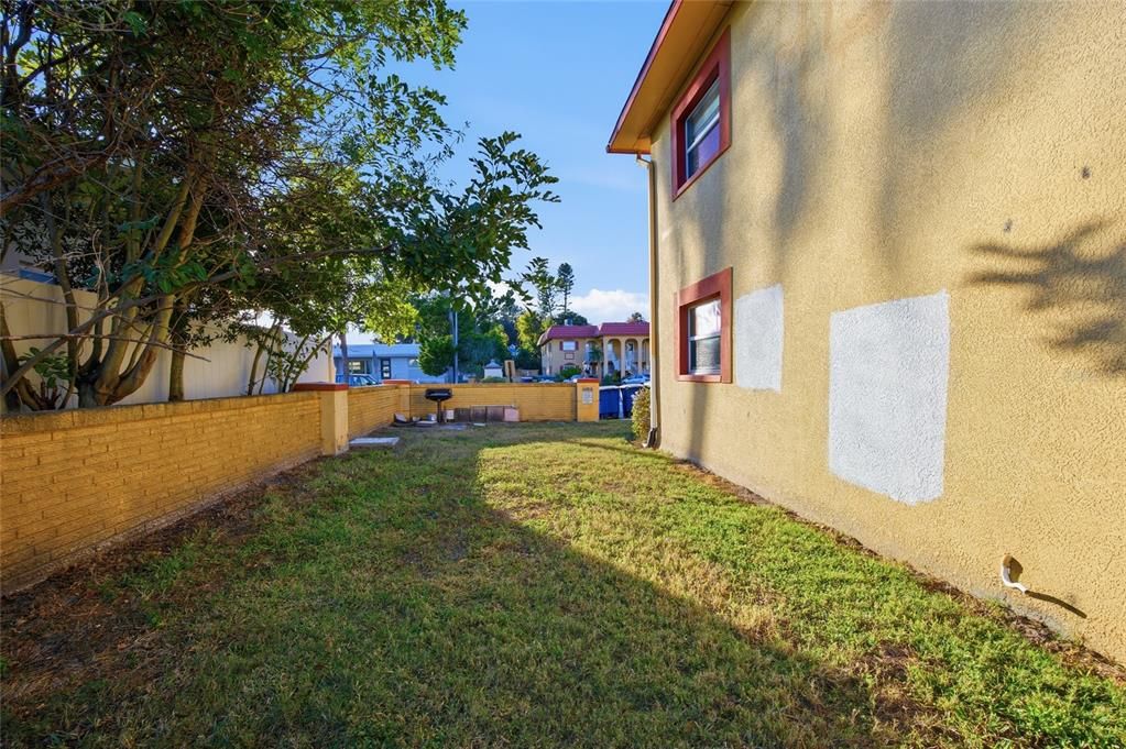 For Sale: $130,000 (2 beds, 2 baths, 1000 Square Feet)