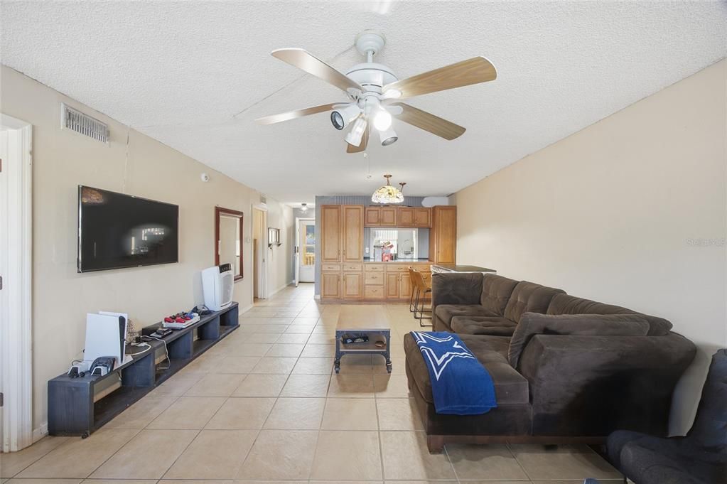 For Sale: $130,000 (2 beds, 2 baths, 1000 Square Feet)