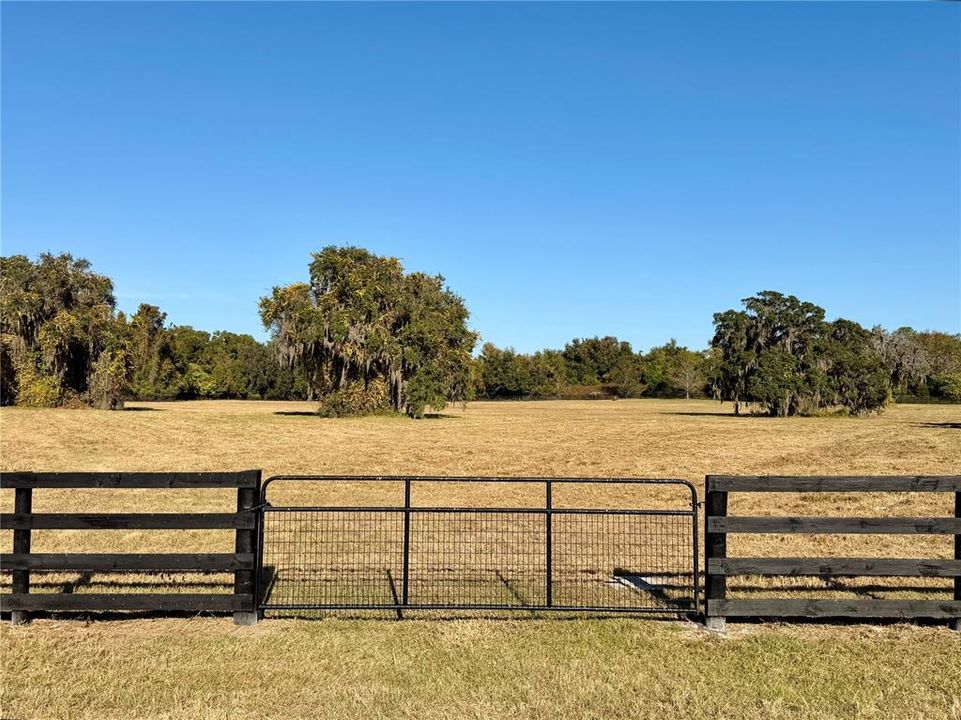 En Venta: $781,950 (12.03 acres)