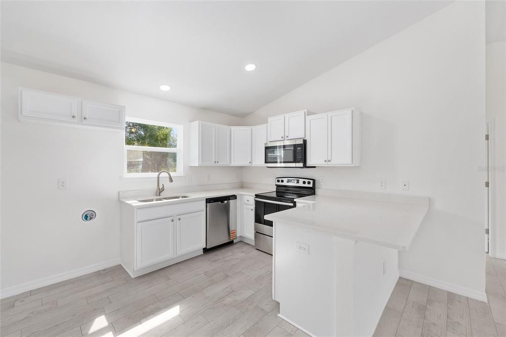 Active With Contract: $235,000 (3 beds, 2 baths, 1091 Square Feet)