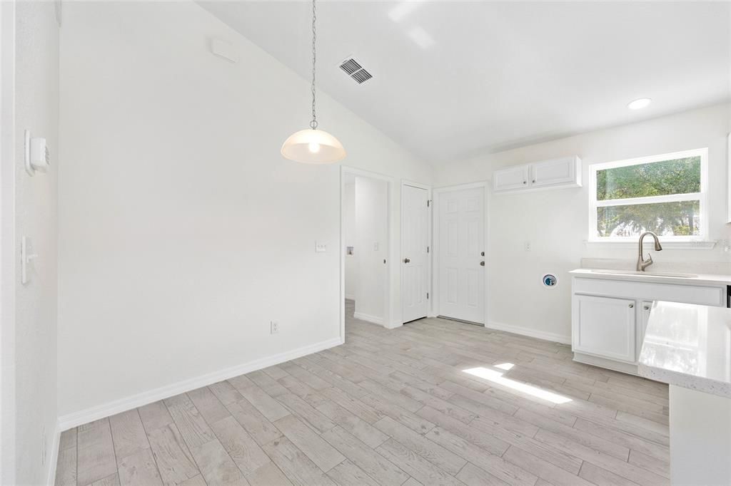 Active With Contract: $235,000 (3 beds, 2 baths, 1091 Square Feet)