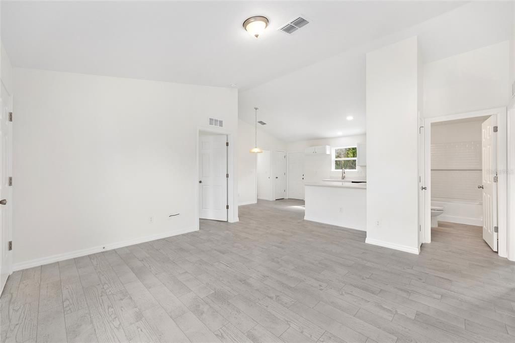 Active With Contract: $235,000 (3 beds, 2 baths, 1091 Square Feet)