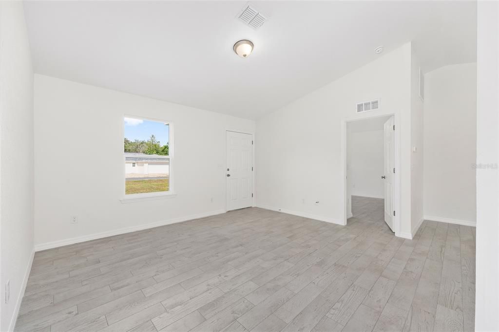 Active With Contract: $235,000 (3 beds, 2 baths, 1091 Square Feet)