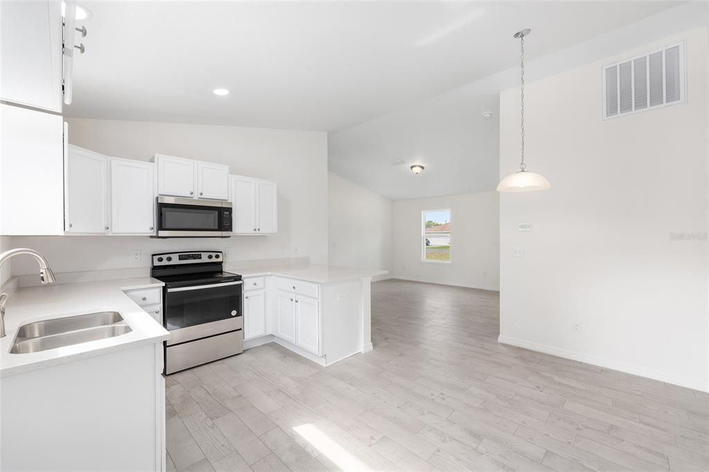 Active With Contract: $235,000 (3 beds, 2 baths, 1091 Square Feet)