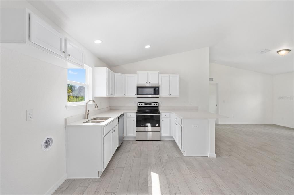 Active With Contract: $235,000 (3 beds, 2 baths, 1091 Square Feet)