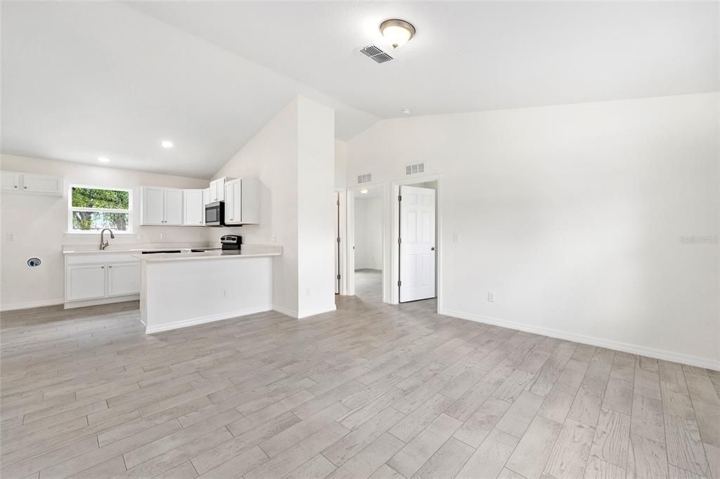 Active With Contract: $235,000 (3 beds, 2 baths, 1091 Square Feet)