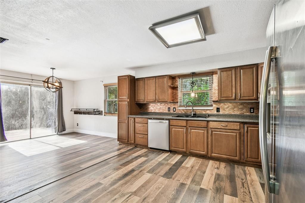 待售: $390,000 (2 贝兹, 2 浴室, 1124 平方英尺)