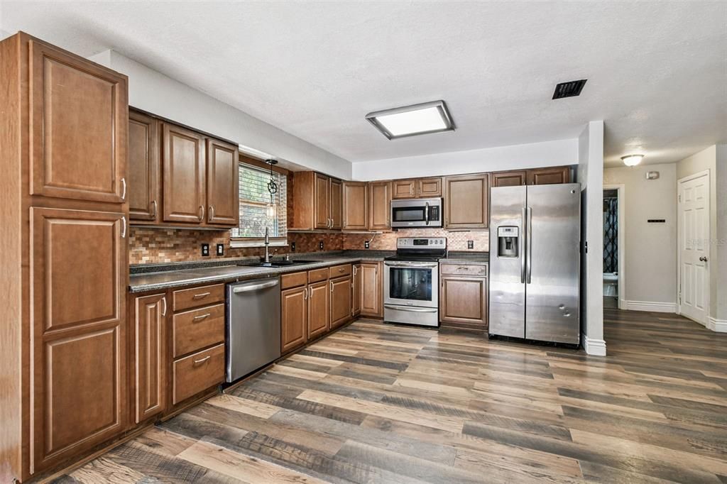 待售: $390,000 (2 贝兹, 2 浴室, 1124 平方英尺)